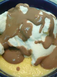 Una foto de Isla de natilla de chocolate y merengue