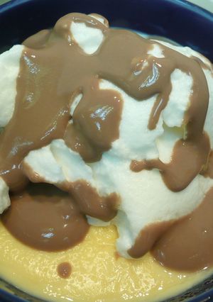 Una foto de Isla de natilla de chocolate y merengue