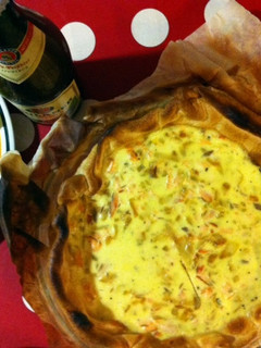 Una foto de Quiche o pastel de salmón y cebolla caramelizada