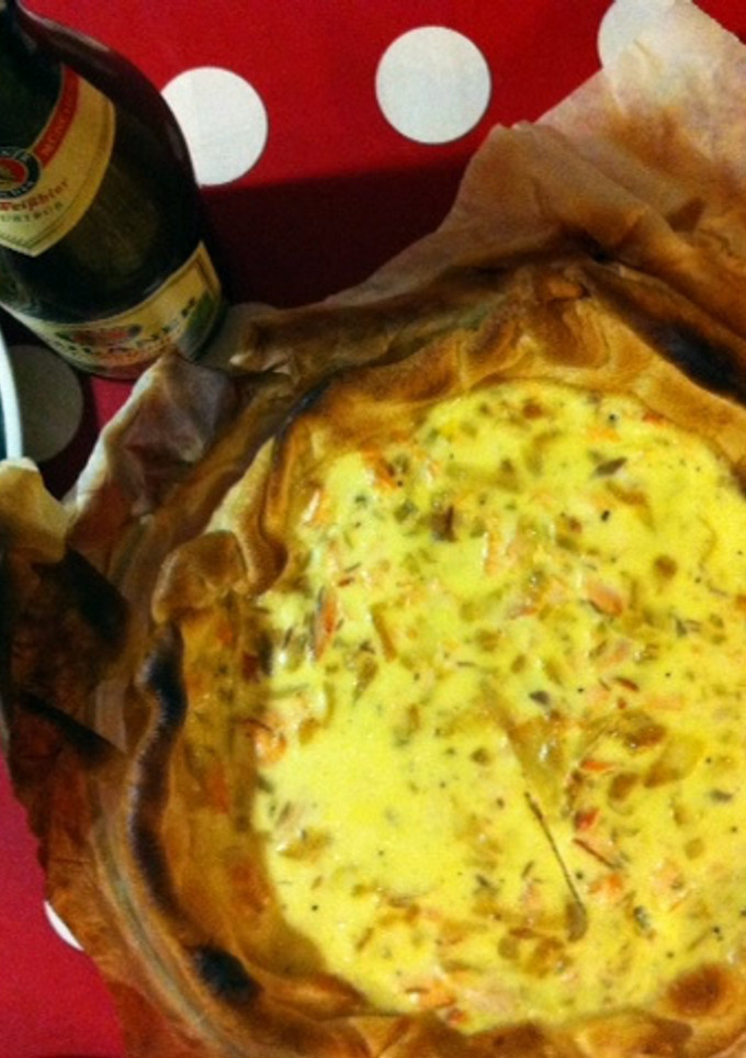Una foto de Quiche o pastel de salmón y cebolla caramelizada