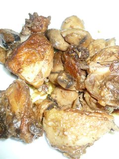 Una foto de Pollo con champiñón y almendras