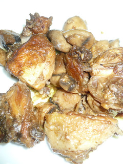 Una foto de Pollo con champiñón y almendras