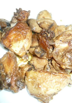 Una foto de Pollo con champiñón y almendras