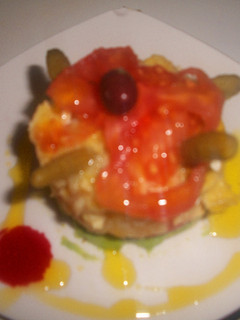 Una foto de Aritos de tortilla de patata, aguacate, tomate y queso fresco