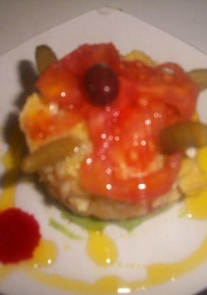 Una foto de Aritos de tortilla de patata, aguacate, tomate y queso fresco