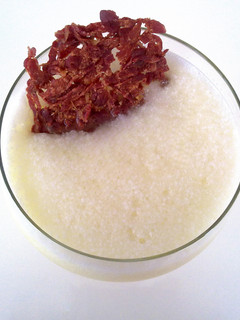 Una foto de Sopa espumosa de melón con jamón