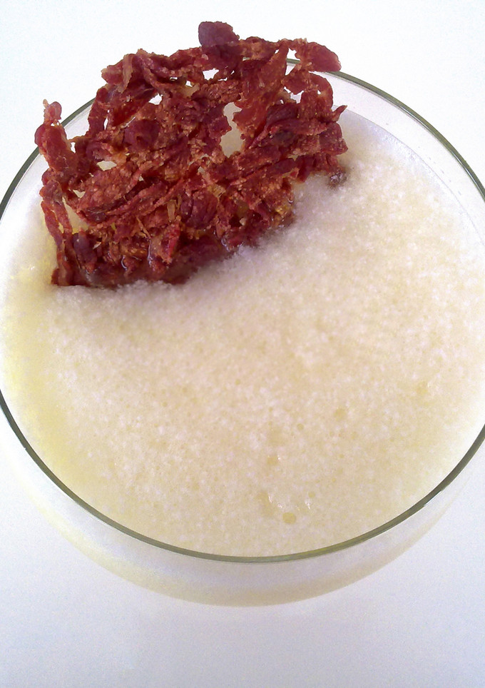 Una foto de Sopa espumosa de melón con jamón