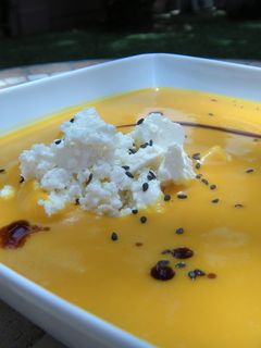 Una foto de Crema de calabaza con leche de coco, queso feta y pipas doradas