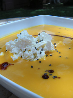 Una foto de Crema de calabaza con leche de coco, queso feta y pipas doradas