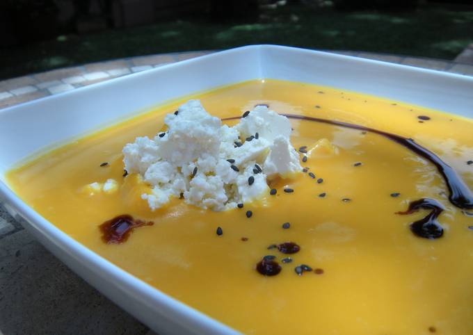 Foto principal de Crema de calabaza con leche de coco, queso feta y pipas doradas