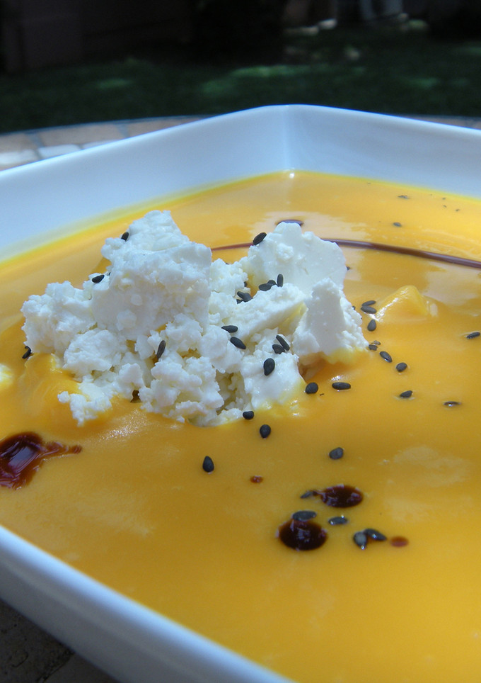 Una foto de Crema de calabaza con leche de coco, queso feta y pipas doradas