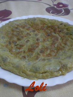 Una foto de Tortilla de habas con cebolla