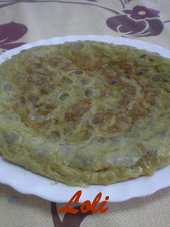 Una foto de Tortilla de habas con cebolla