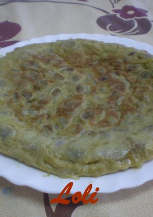 Una foto de Tortilla de habas con cebolla