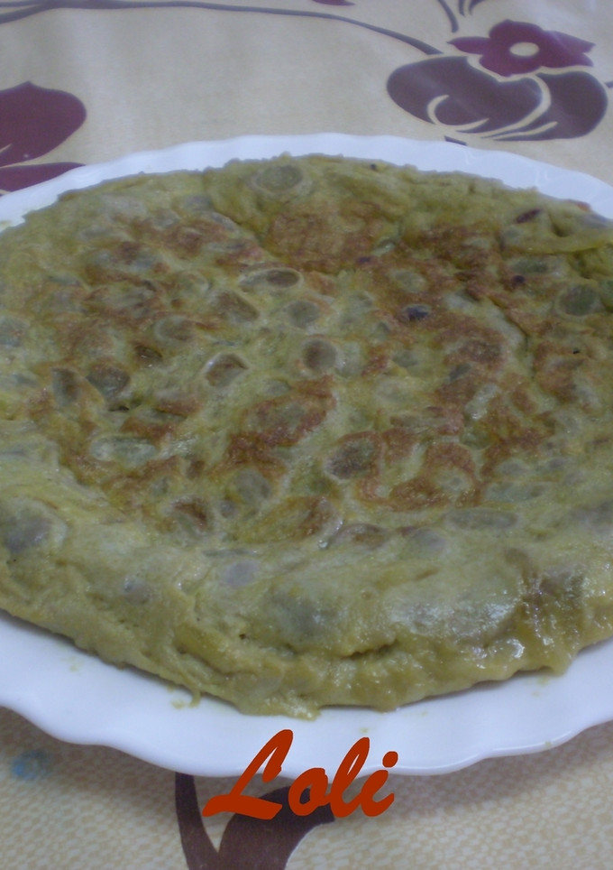 Una foto de Tortilla de habas con cebolla