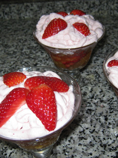 Una foto de Fresas a la crema rosa