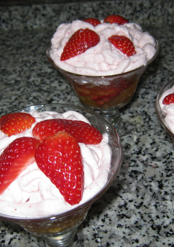 Una foto de Fresas a la crema rosa