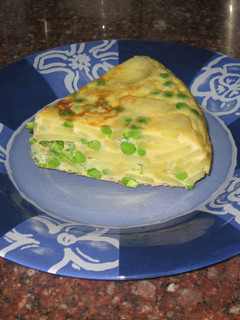 Una foto de Tortilla de guisantes con patatas y cebolla tierna