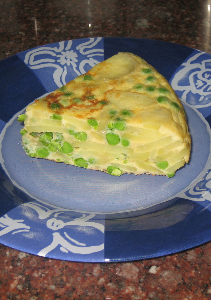 Una foto de Tortilla de guisantes con patatas y cebolla tierna