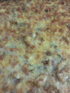 Una foto de Pizza de jamón york y queso con salsa barbacoa