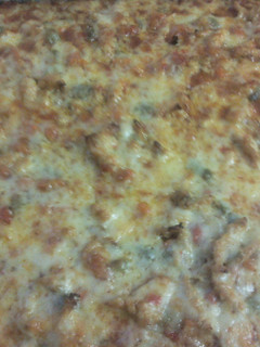 Una foto de Pizza de jamón york y queso con salsa barbacoa