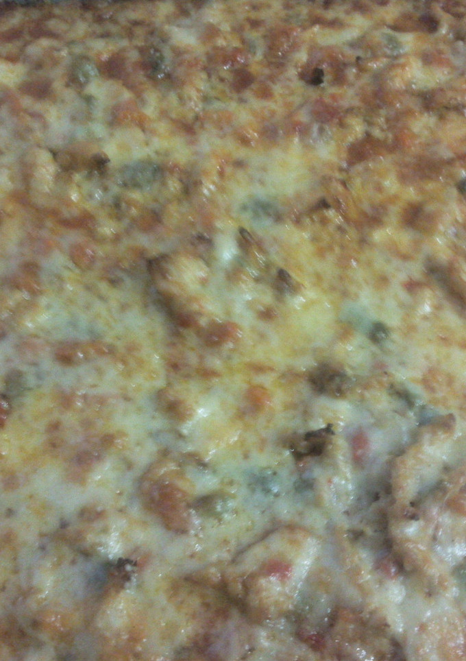 Una foto de Pizza de jamón york y queso con salsa barbacoa