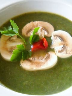 Una foto de Crema de espinacas con champiñones