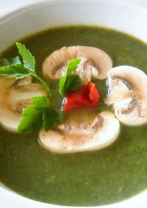 Una foto de Crema de espinacas con champiñones