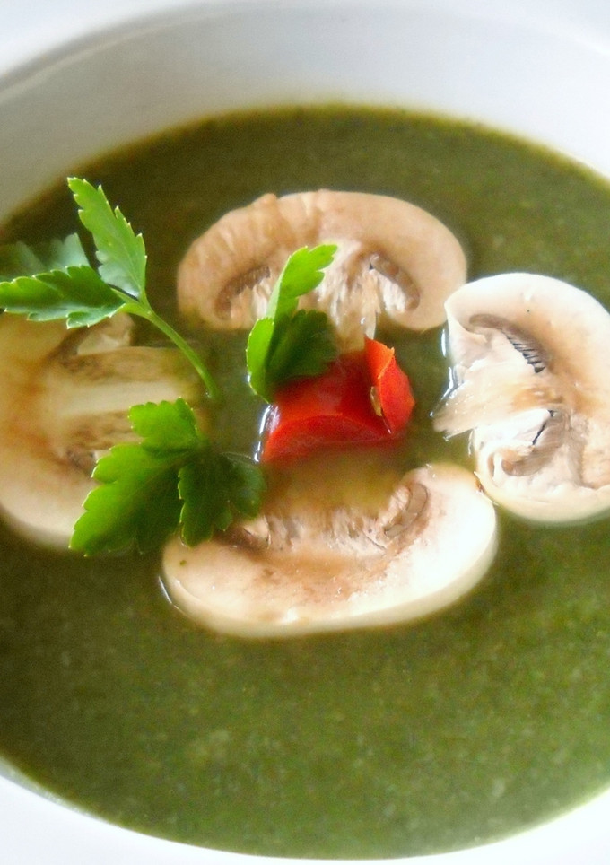 Una foto de Crema de espinacas con champiñones
