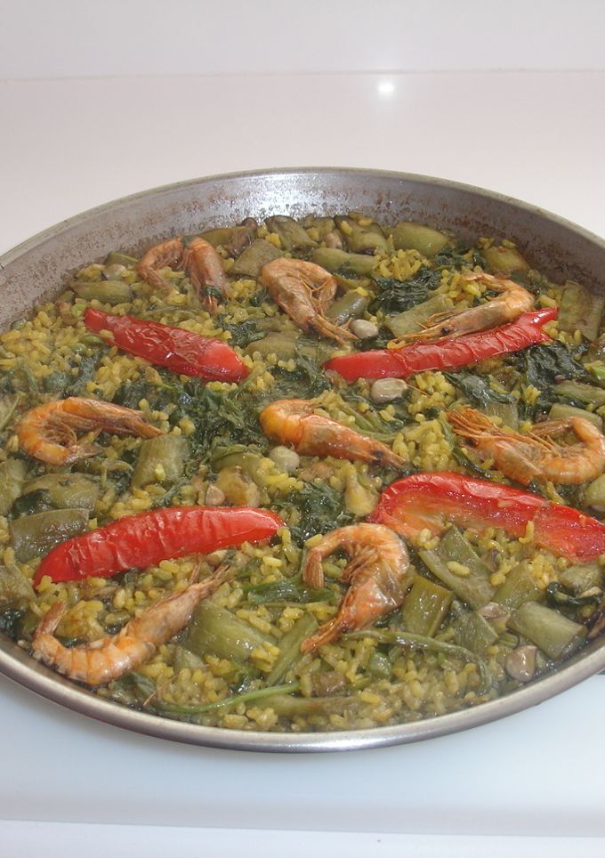 Una foto de Paella de verduras, gambas y bacalao
