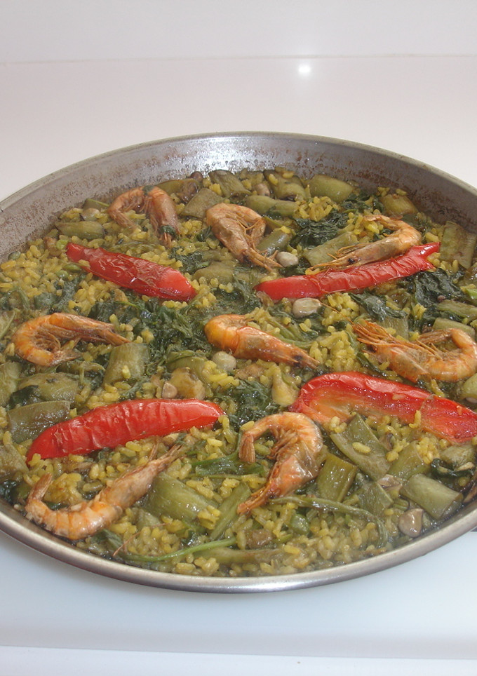 Una foto de Paella de verduras, gambas y bacalao
