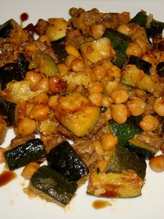 Una foto de Garbanzos salteados con calabacín