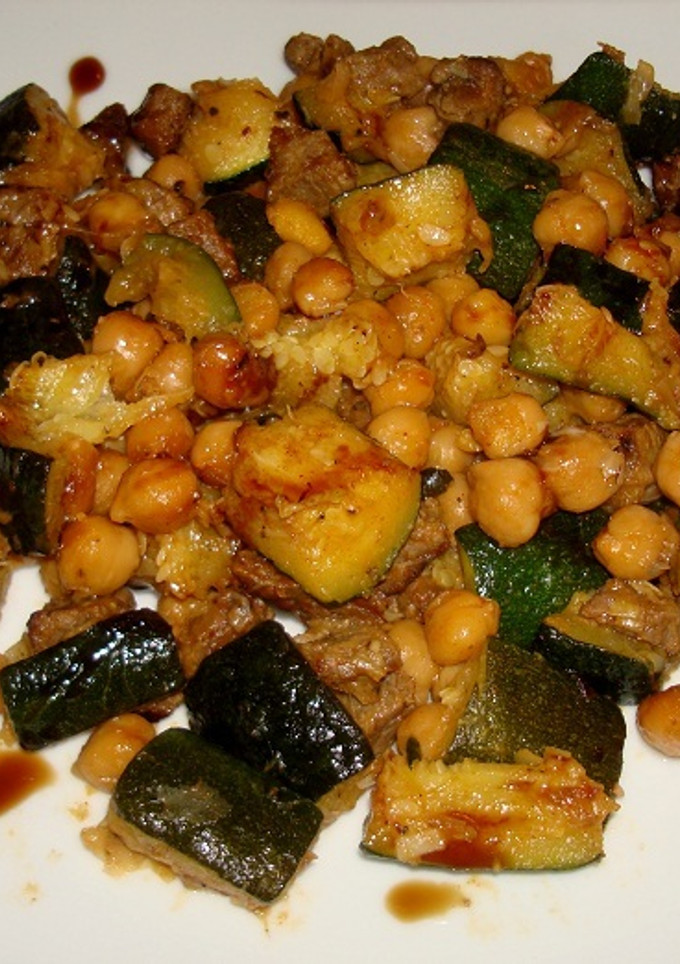 Una foto de Garbanzos salteados con calabacín