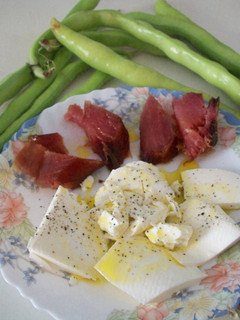 Una foto de Aperitivo murciano con habas, queso fresco y bonito en salazón