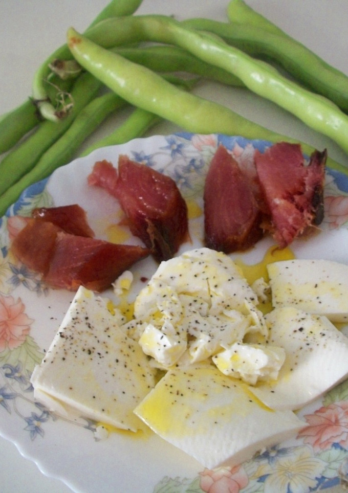 Una foto de Aperitivo murciano con habas, queso fresco y bonito en salazón