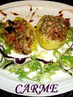Una foto de Patatas rellenas de setas y jamón serrano