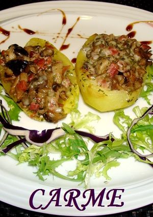 Una foto de Patatas rellenas de setas y jamón serrano