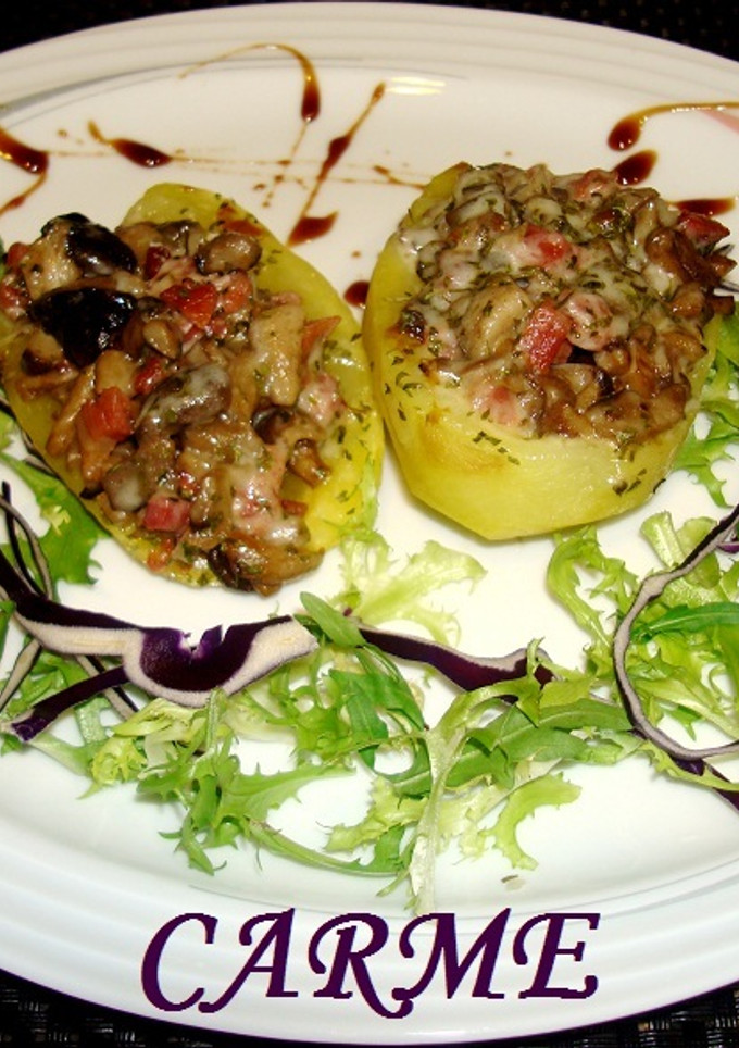 Una foto de Patatas rellenas de setas y jamón serrano