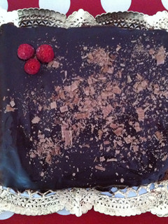 Una foto de Tarta de chocolate para cumpleaños (Muy fácil)