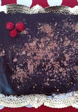 Una foto de Tarta de chocolate para cumpleaños (Muy fácil)