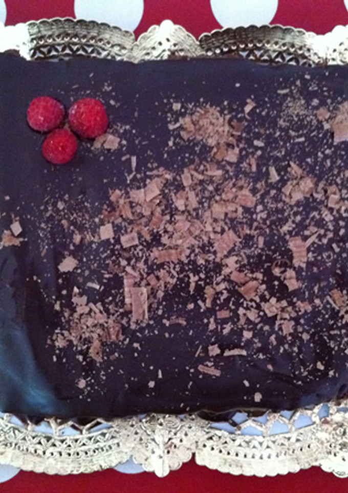 Una foto de Tarta de chocolate para cumpleaños (Muy fácil)
