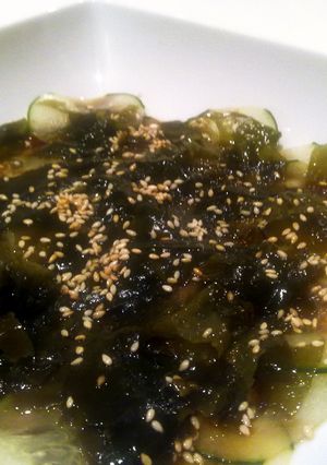 Una foto de Ensalada de wakame y pepino