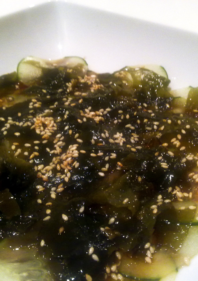 Una foto de Ensalada de wakame y pepino