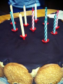 Una foto de Tarta de chocolate y galletas redonda