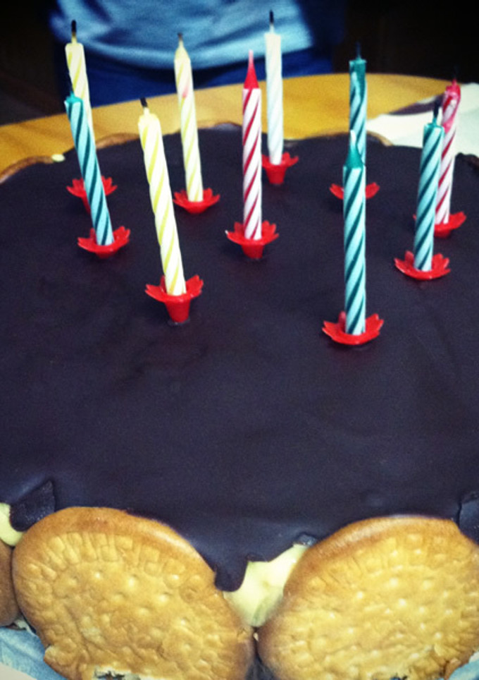 Una foto de Tarta de chocolate y galletas redonda