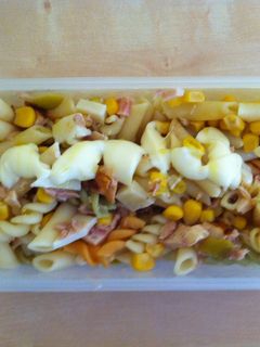 Una foto de Receta para tupper. Ensalada de pasta con atún, queso y pollo