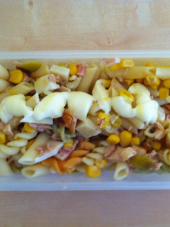 Una foto de Receta para tupper. Ensalada de pasta con atún, queso y pollo