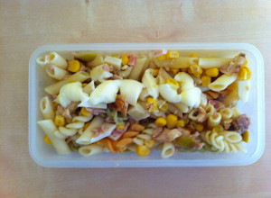 Foto principal de Receta para tupper. Ensalada de pasta con atún, queso y pollo