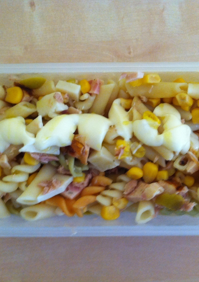 Una foto de Receta para tupper. Ensalada de pasta con atún, queso y pollo