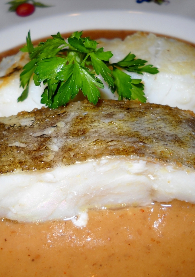 Una foto de Bacalao fresco en salsa de pan y ajo